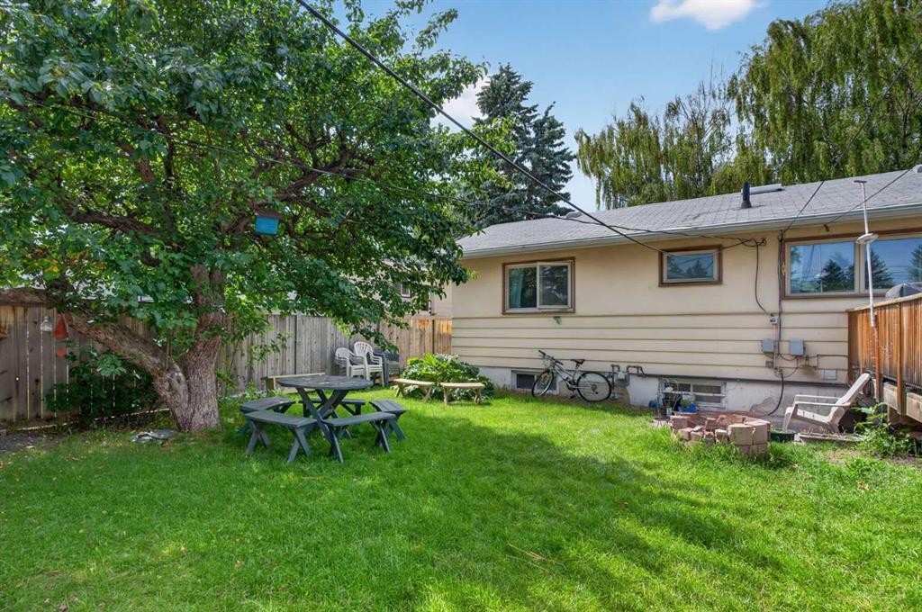 39 Hillgrove Crescent Sw, Calgary, AB - Outdoor