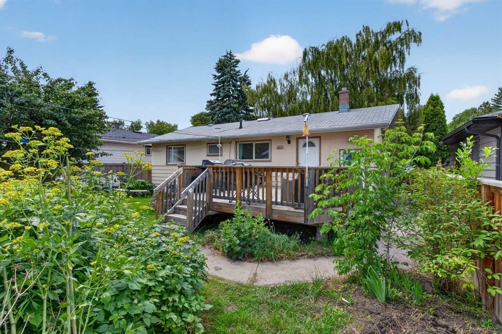 39 Hillgrove Crescent Sw, Calgary, AB - Outdoor With Deck Patio Veranda