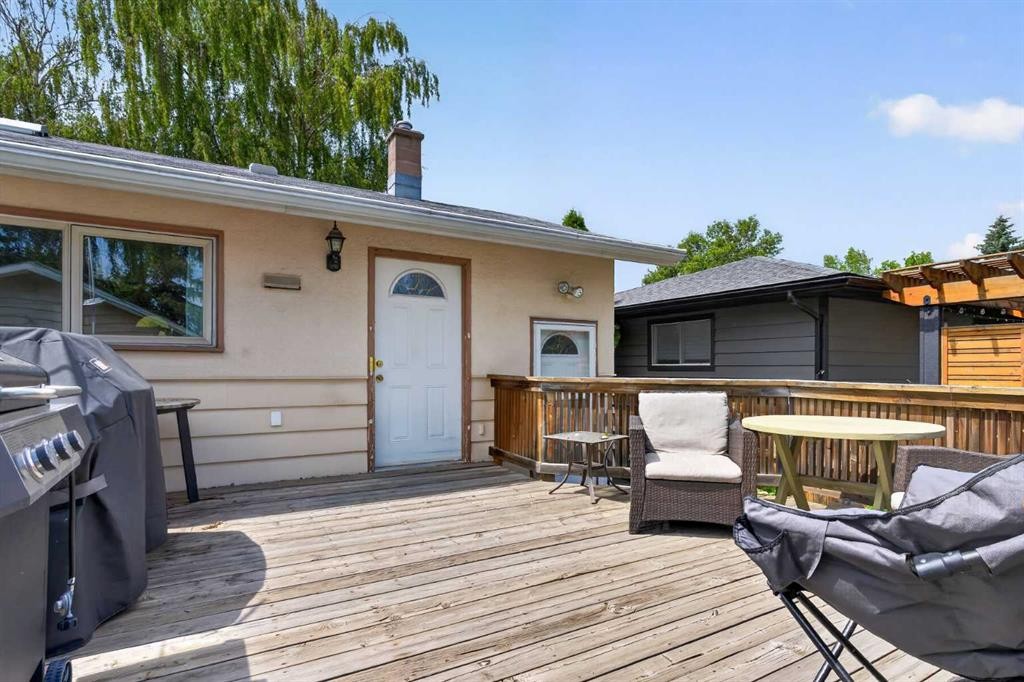 39 Hillgrove Crescent Sw, Calgary, AB - Outdoor With Deck Patio Veranda With Exterior