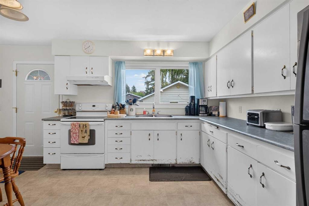 39 Hillgrove Crescent Sw, Calgary, AB - Indoor Photo Showing Kitchen With Double Sink