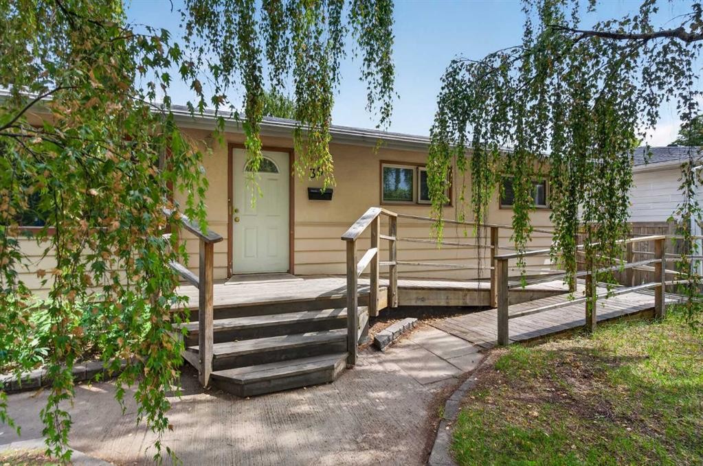 39 Hillgrove Crescent Sw, Calgary, AB - Outdoor