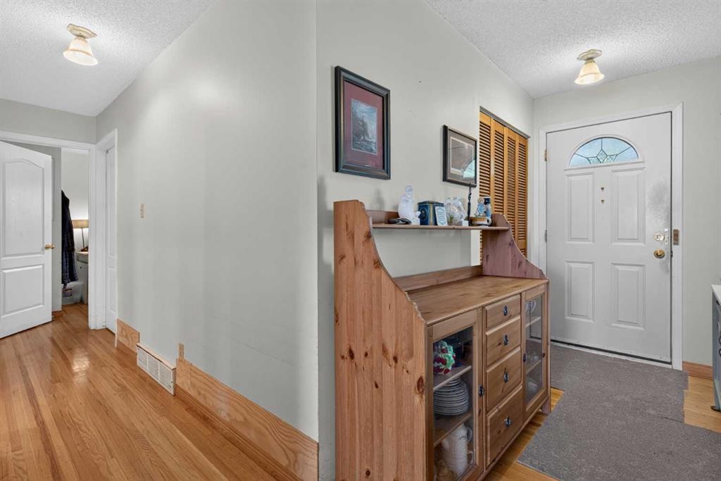 39 Hillgrove Crescent Sw, Calgary, AB - Indoor Photo Showing Other Room