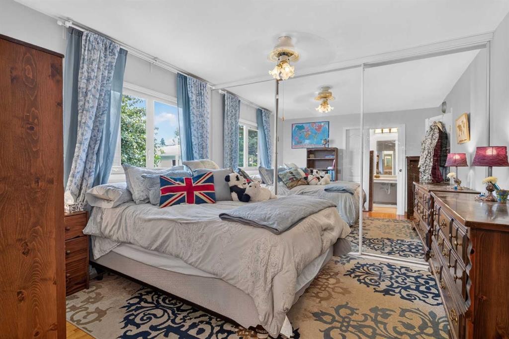 39 Hillgrove Crescent Sw, Calgary, AB - Indoor Photo Showing Bedroom