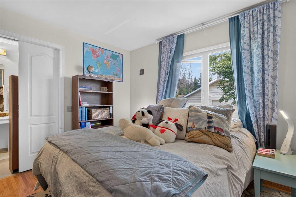 39 Hillgrove Crescent Sw, Calgary, AB - Indoor Photo Showing Bedroom