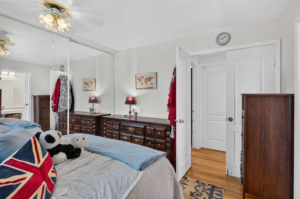 39 Hillgrove Crescent Sw, Calgary, AB - Indoor Photo Showing Bedroom