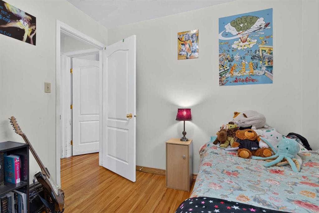 39 Hillgrove Crescent Sw, Calgary, AB - Indoor Photo Showing Bedroom