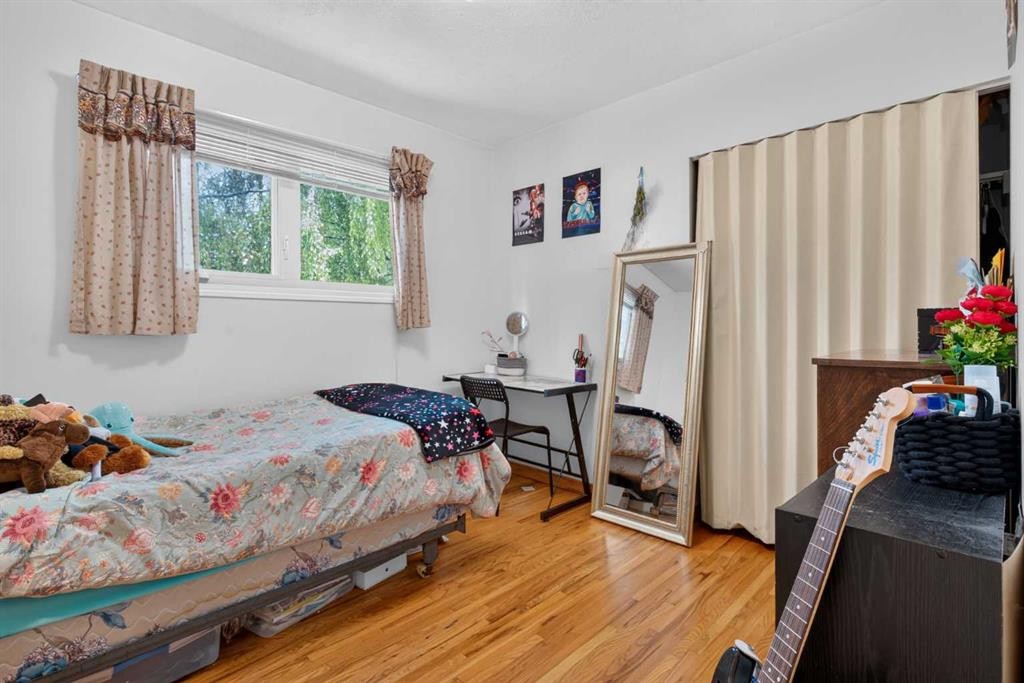 39 Hillgrove Crescent Sw, Calgary, AB - Indoor Photo Showing Bedroom