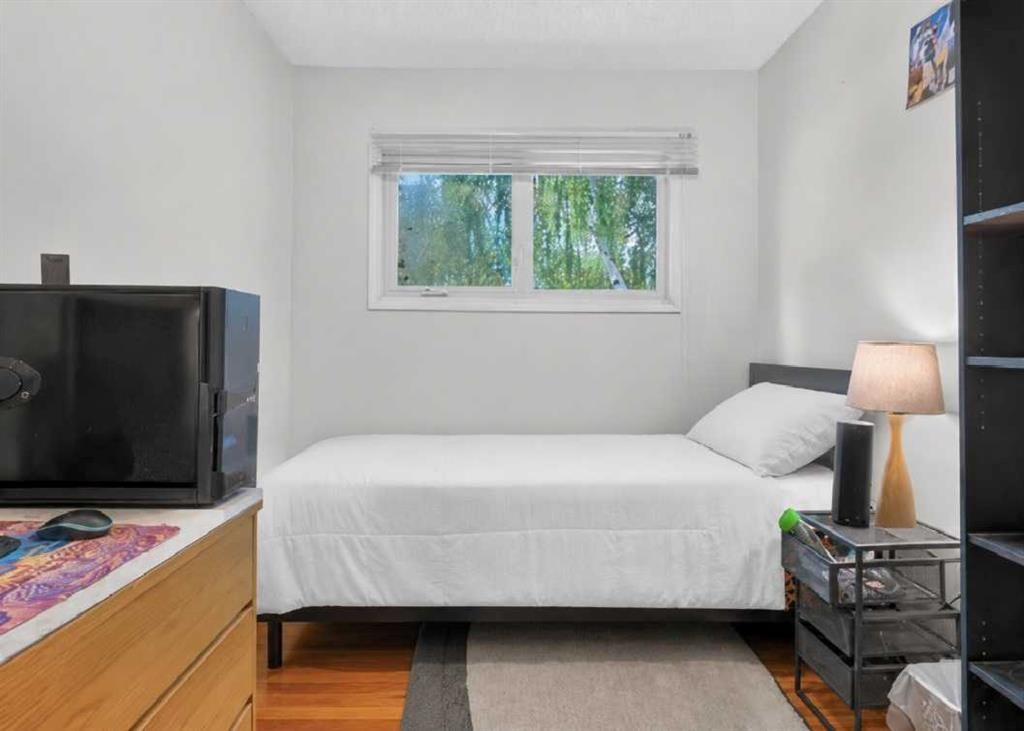 39 Hillgrove Crescent Sw, Calgary, AB - Indoor Photo Showing Bedroom