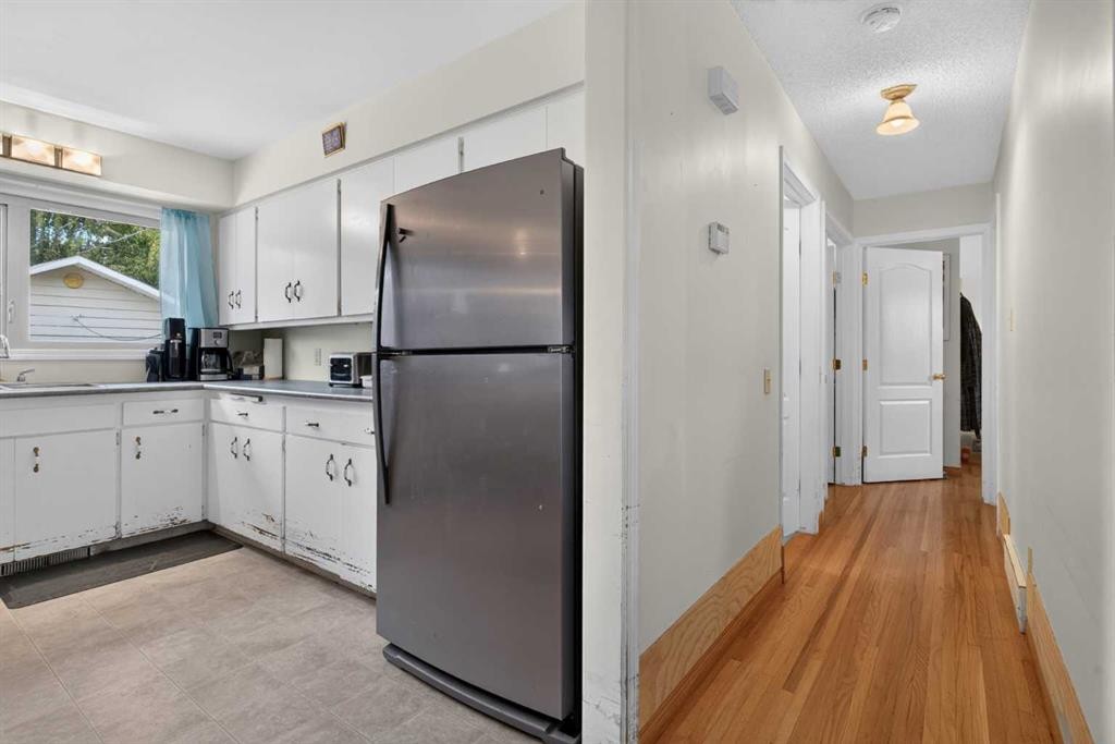 39 Hillgrove Crescent Sw, Calgary, AB - Indoor Photo Showing Kitchen