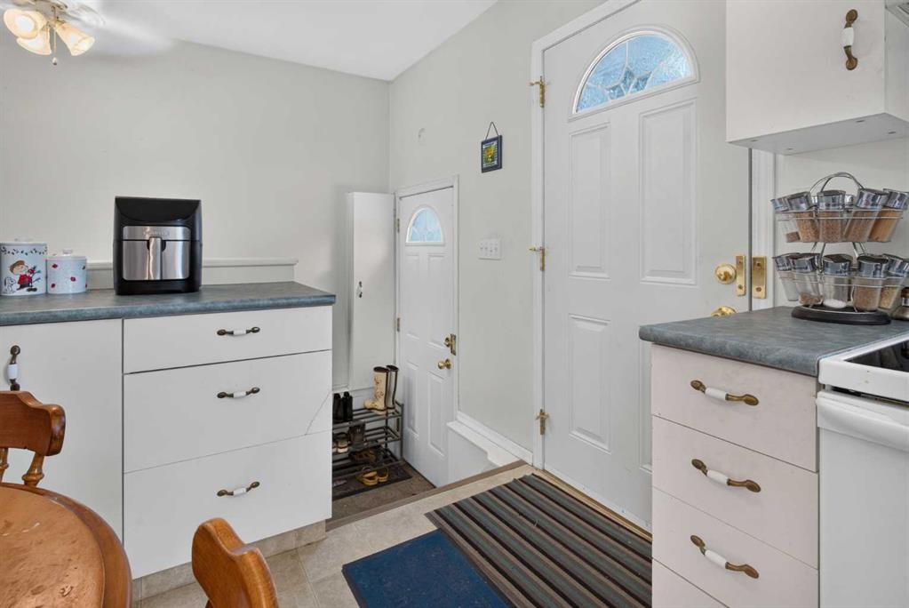 39 Hillgrove Crescent Sw, Calgary, AB - Indoor Photo Showing Kitchen