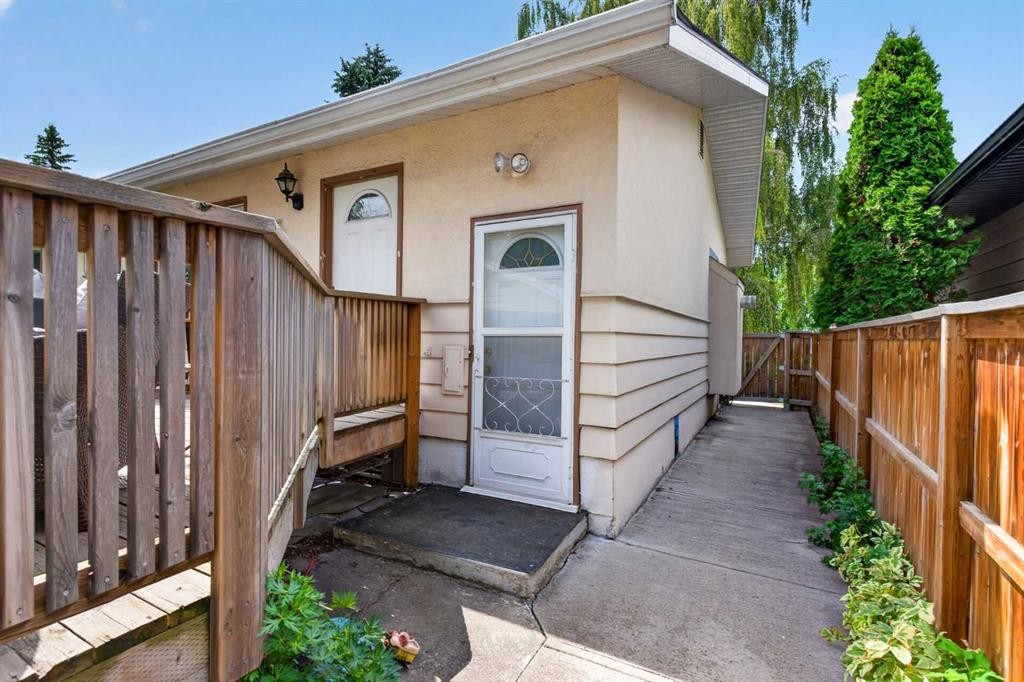 39 Hillgrove Crescent Sw, Calgary, AB - Outdoor With Exterior