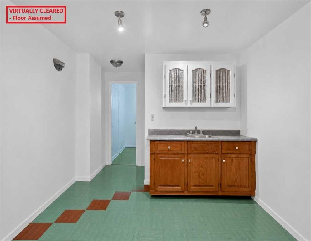 39 Hillgrove Crescent Sw, Calgary, AB - Indoor Photo Showing Other Room