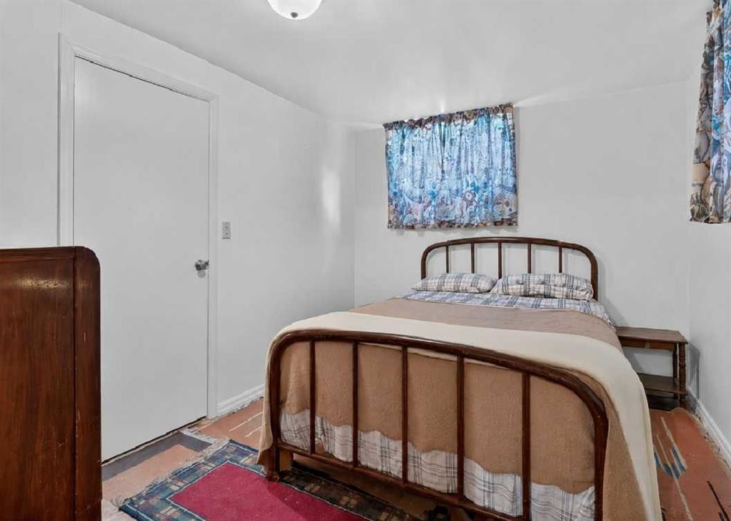 39 Hillgrove Crescent Sw, Calgary, AB - Indoor Photo Showing Bedroom