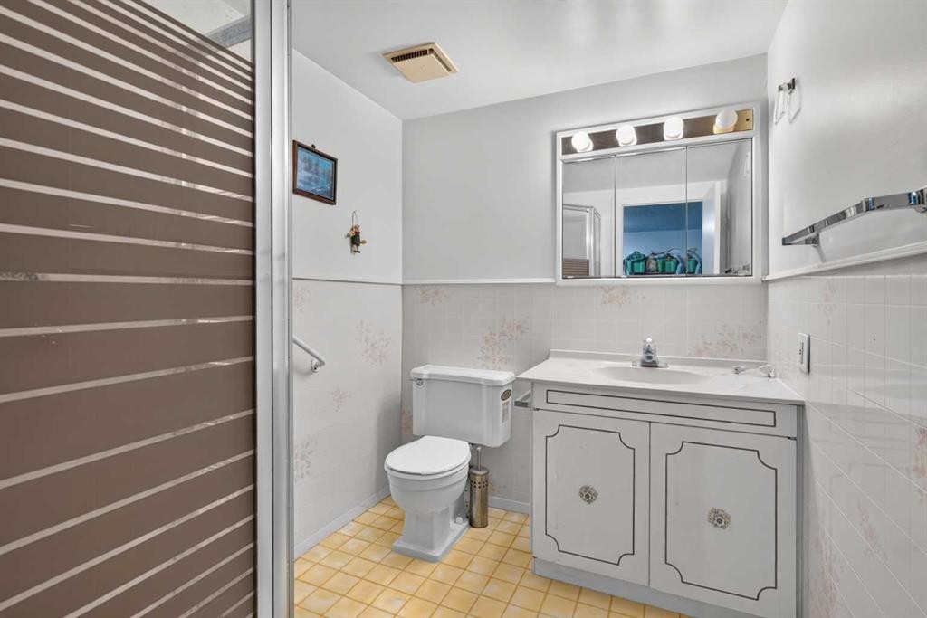 39 Hillgrove Crescent Sw, Calgary, AB - Indoor Photo Showing Bathroom