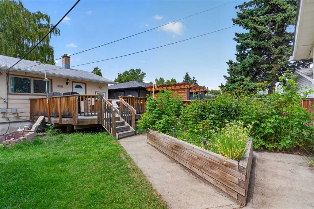 39 Hillgrove Crescent Sw, Calgary, AB - Outdoor With Deck Patio Veranda
