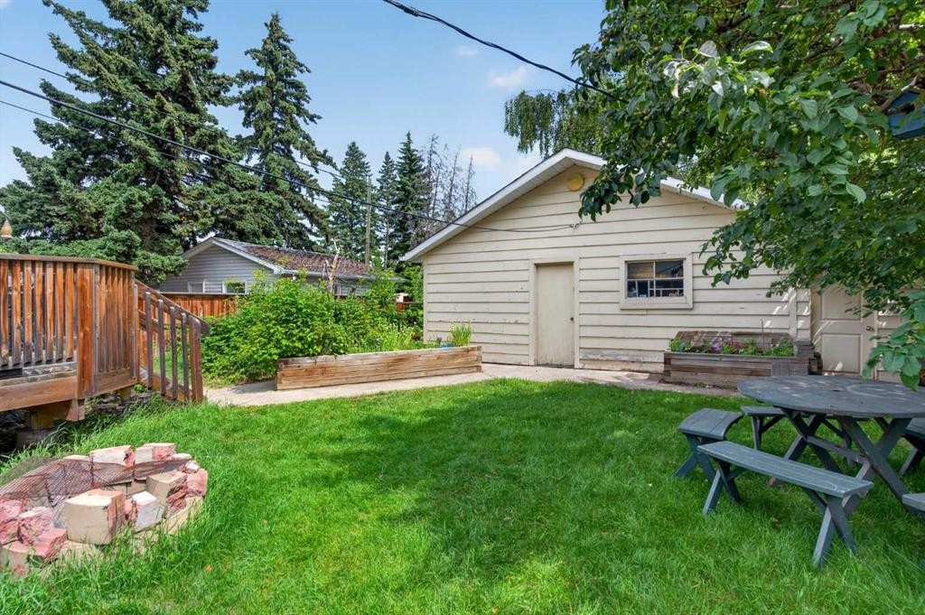39 Hillgrove Crescent Sw, Calgary, AB - Outdoor With Deck Patio Veranda