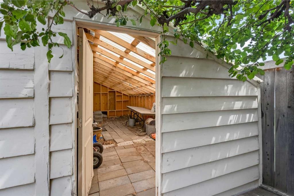 39 Hillgrove Crescent Sw, Calgary, AB - Outdoor With Exterior