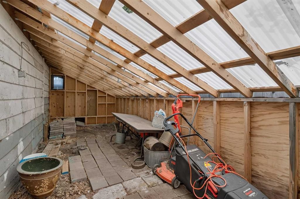 39 Hillgrove Crescent Sw, Calgary, AB - Indoor Photo Showing Other Room