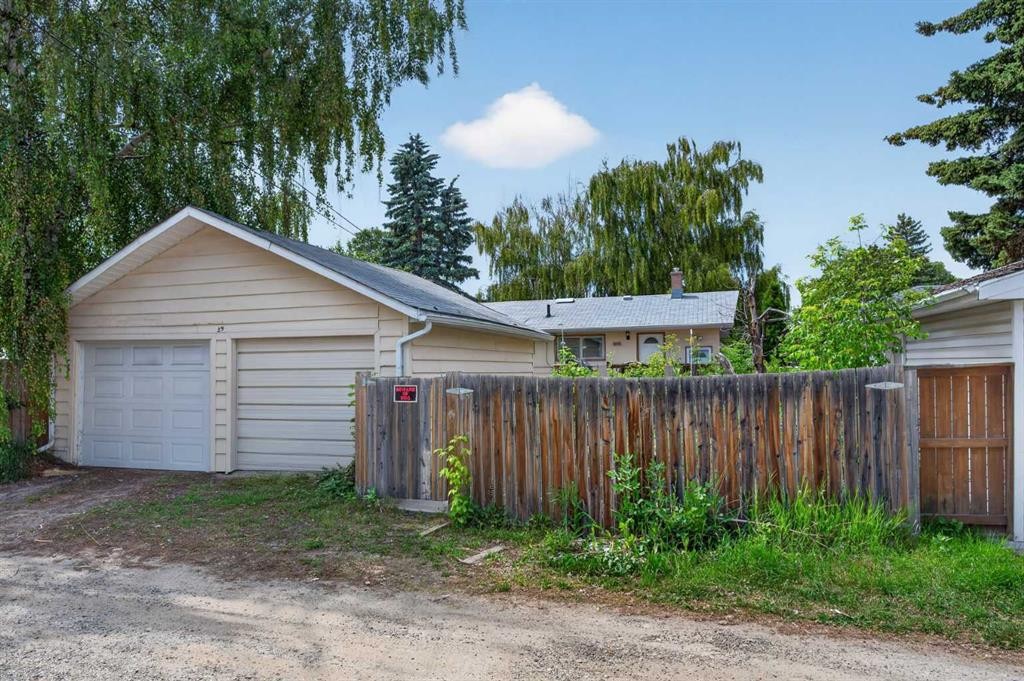 39 Hillgrove Crescent Sw, Calgary, AB - Outdoor