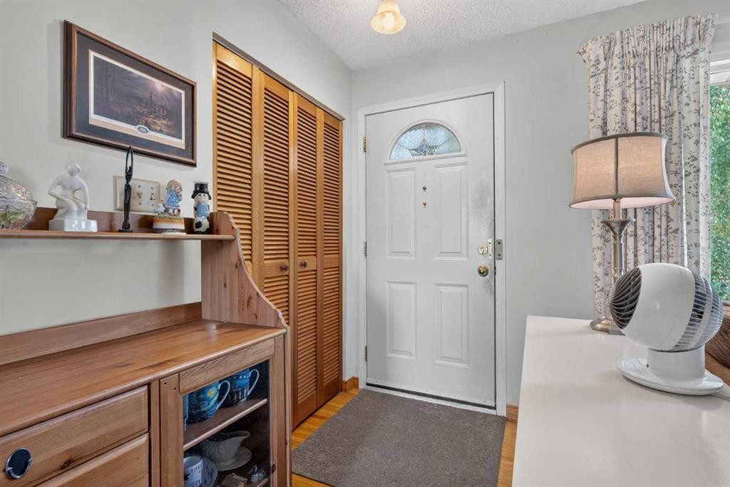 39 Hillgrove Crescent Sw, Calgary, AB - Indoor Photo Showing Other Room