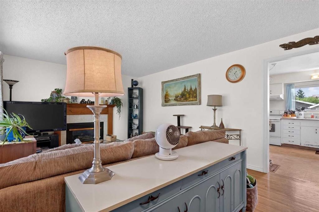 39 Hillgrove Crescent Sw, Calgary, AB - Indoor With Fireplace