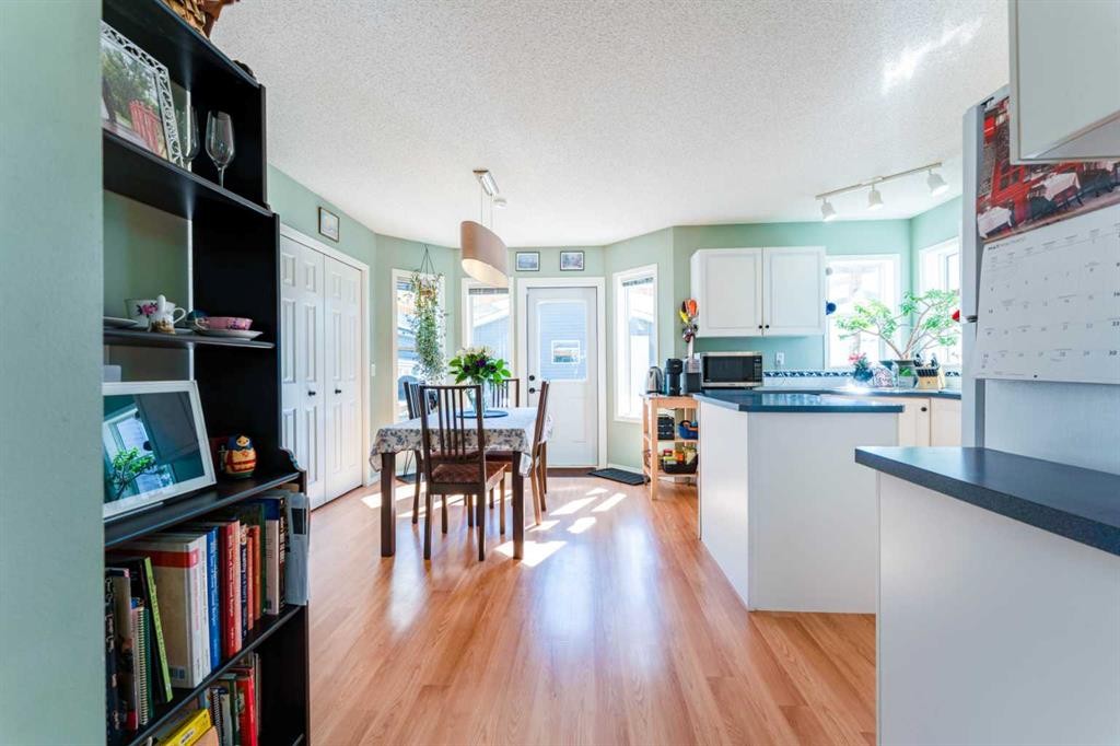 198 Somerside Park Sw, Calgary, AB - Indoor Photo Showing Kitchen