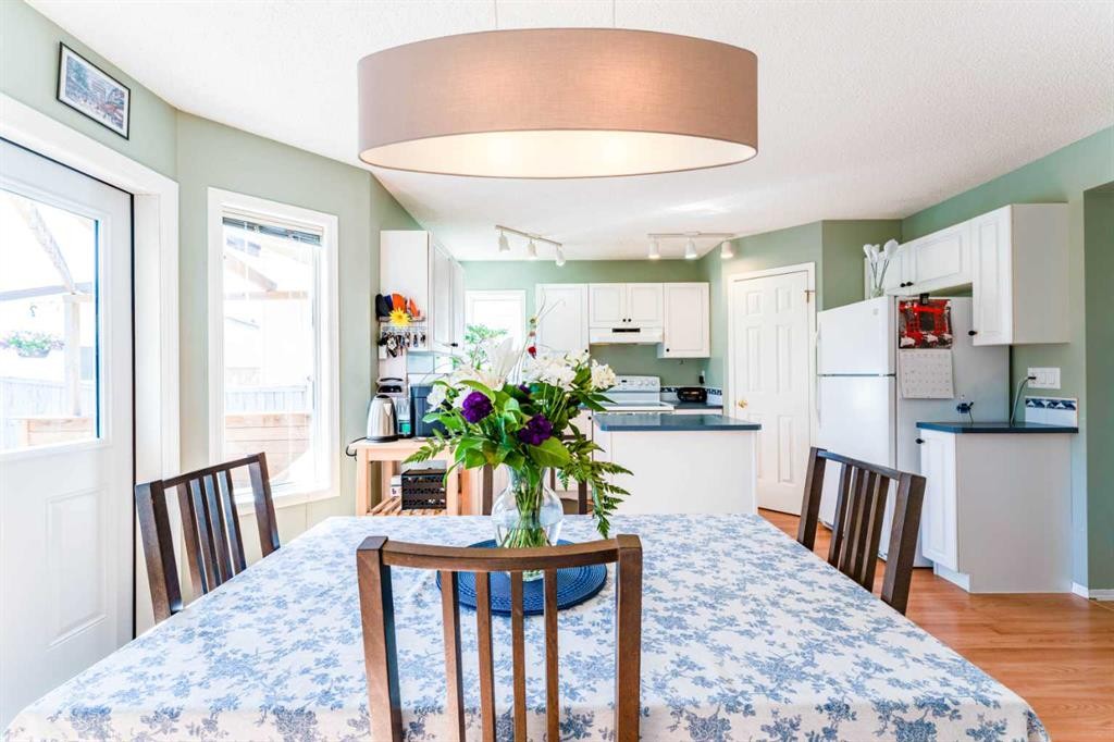 198 Somerside Park Sw, Calgary, AB - Indoor Photo Showing Dining Room