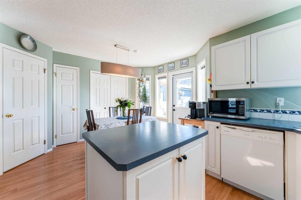 198 Somerside Park Sw, Calgary, AB - Indoor Photo Showing Kitchen