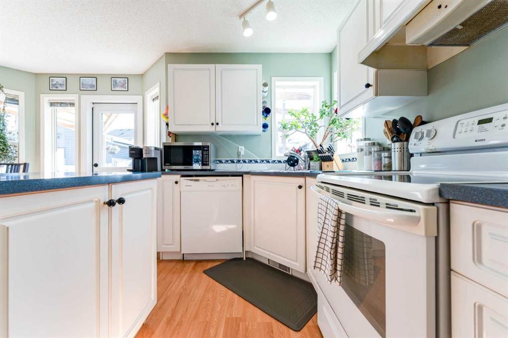 198 Somerside Park Sw, Calgary, AB - Indoor Photo Showing Kitchen