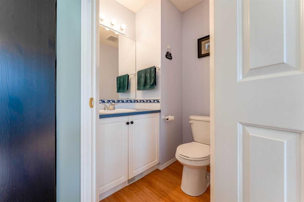 198 Somerside Park Sw, Calgary, AB - Indoor Photo Showing Bathroom