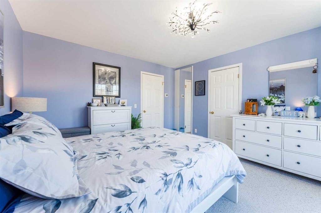 198 Somerside Park Sw, Calgary, AB - Indoor Photo Showing Bedroom