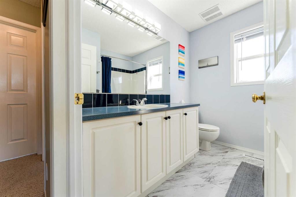 198 Somerside Park Sw, Calgary, AB - Indoor Photo Showing Bathroom