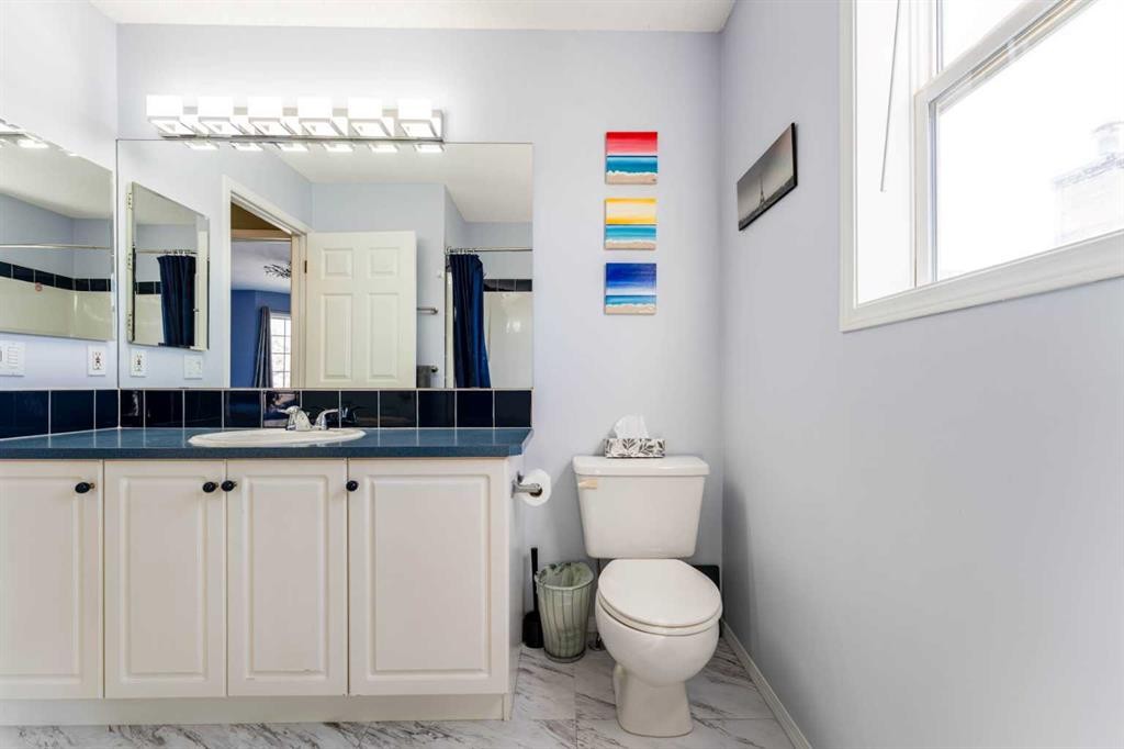 198 Somerside Park Sw, Calgary, AB - Indoor Photo Showing Bathroom