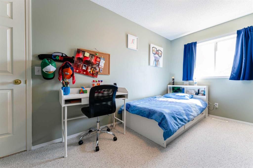 198 Somerside Park Sw, Calgary, AB - Indoor Photo Showing Bedroom