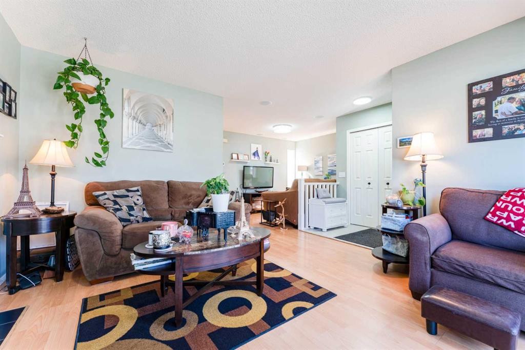 198 Somerside Park Sw, Calgary, AB - Indoor Photo Showing Living Room