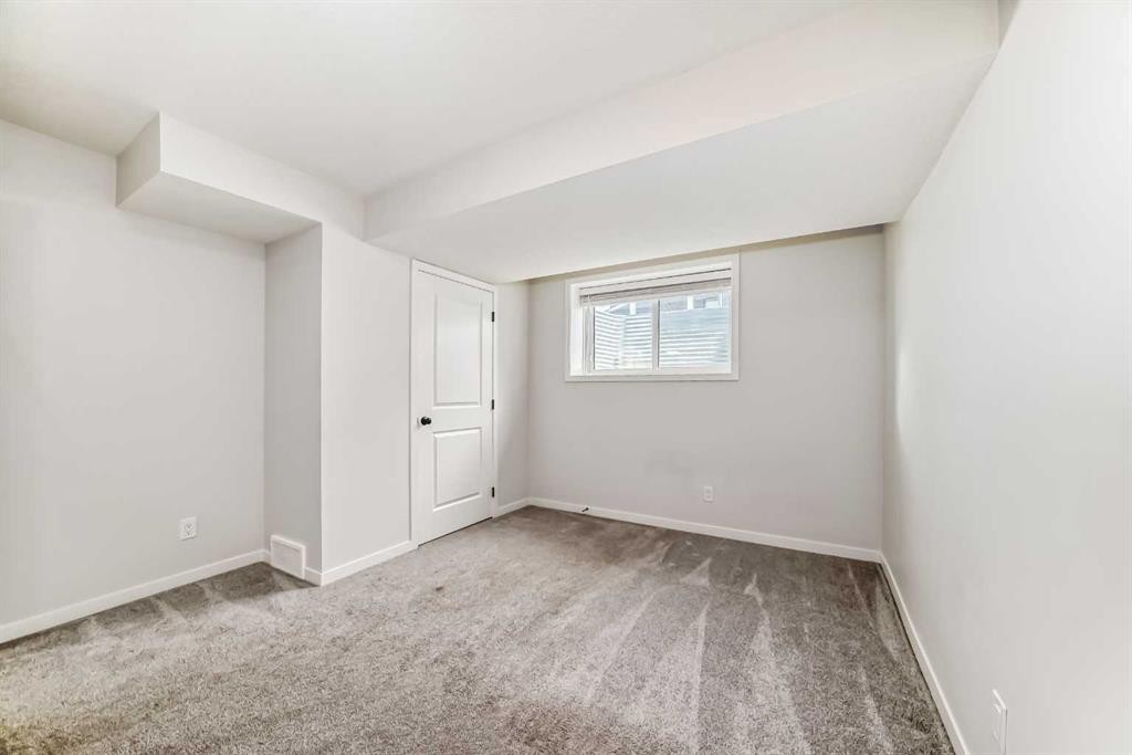 212 Lucas Place Nw, Calgary, AB