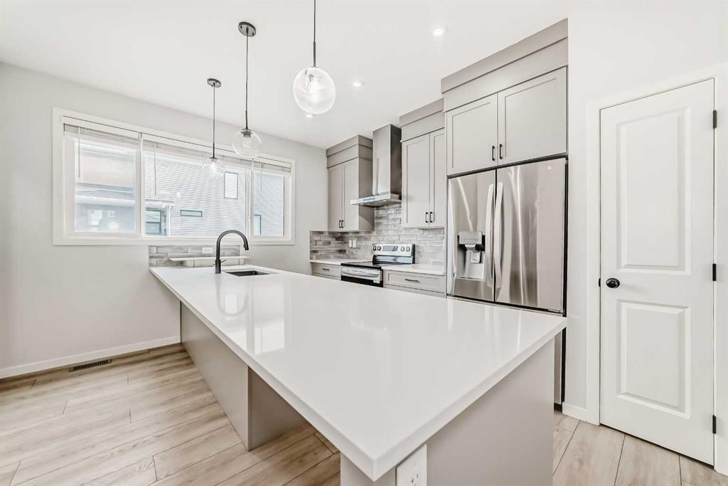 212 Lucas Place Nw, Calgary, AB