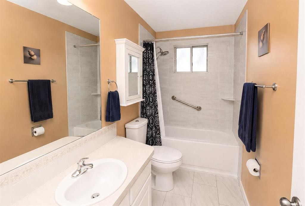 884 Rundlecairn Way Ne, Calgary, AB - Indoor Photo Showing Bathroom