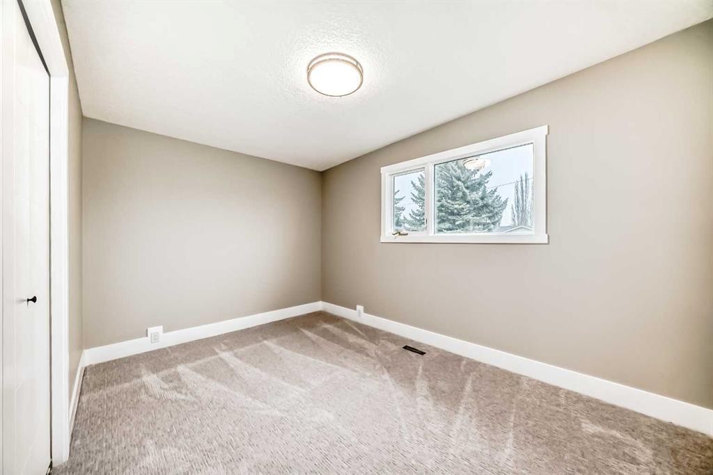 275 Silverview Way Nw, Calgary, AB - Indoor Photo Showing Other Room