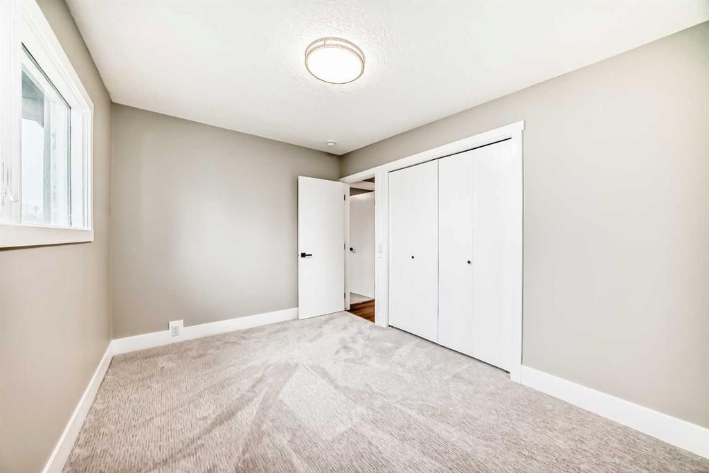 275 Silverview Way Nw, Calgary, AB - Indoor Photo Showing Other Room