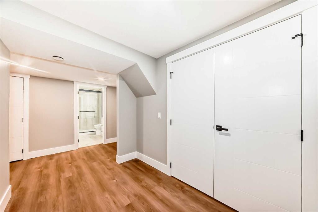 275 Silverview Way Nw, Calgary, AB - Indoor Photo Showing Other Room