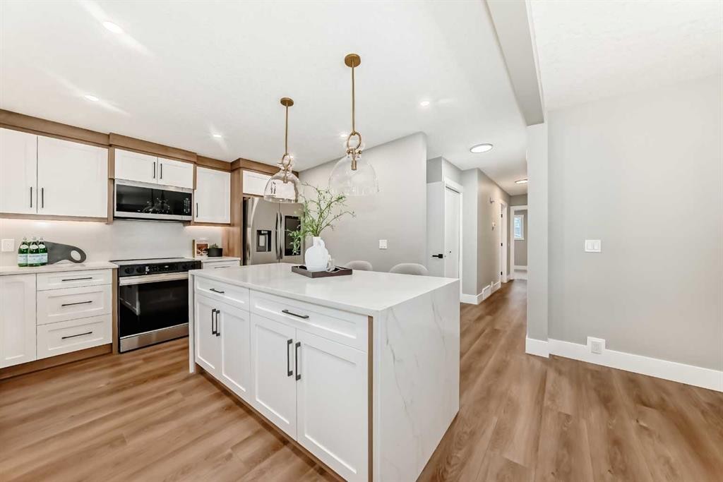 275 Silverview Way Nw, Calgary, AB - Indoor Photo Showing Kitchen With Upgraded Kitchen