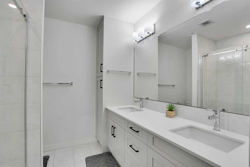 111-25 Walgrove Walk Se, Calgary, AB - Indoor Photo Showing Bathroom