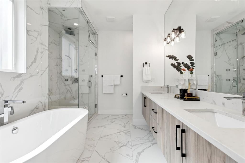 1424 27 Street Sw, Calgary, AB - Indoor Photo Showing Bathroom