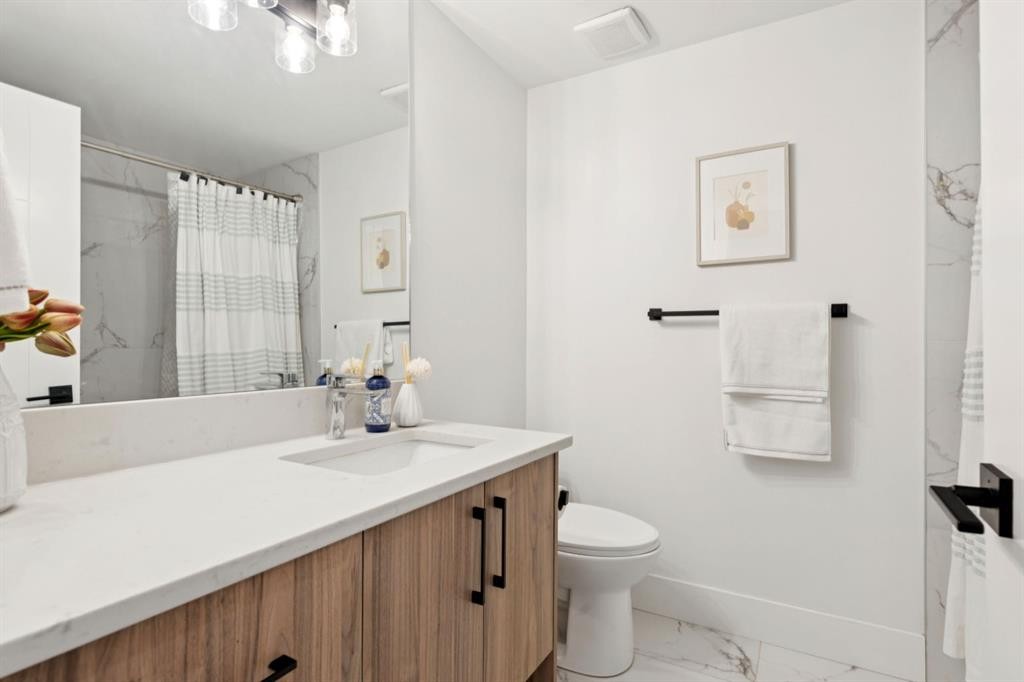 1424 27 Street Sw, Calgary, AB - Indoor Photo Showing Bathroom