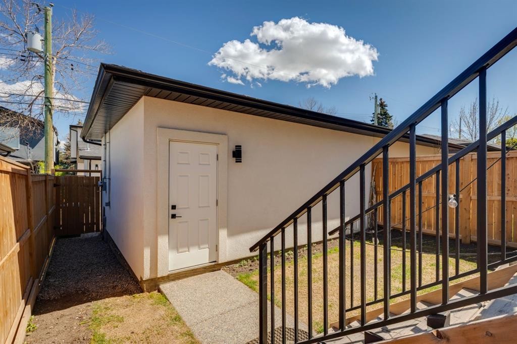 1424 27 Street Sw, Calgary, AB - Indoor Photo Showing Other Room