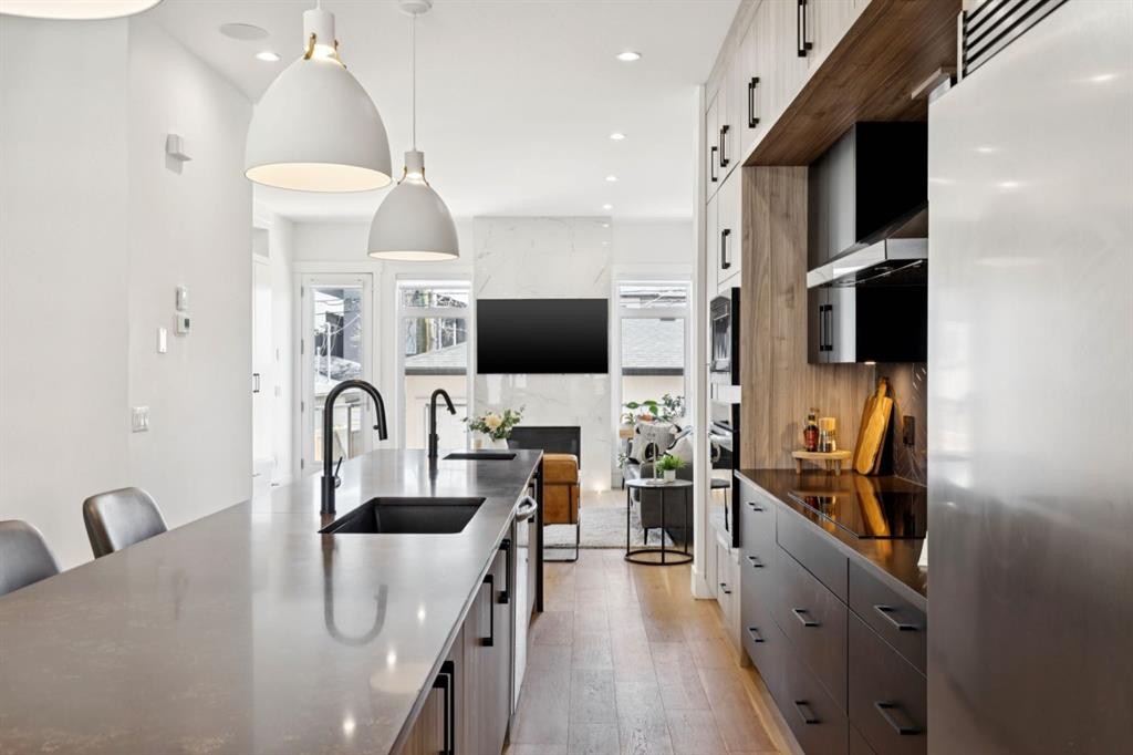 1424 27 Street Sw, Calgary, AB - Indoor Photo Showing Kitchen With Upgraded Kitchen