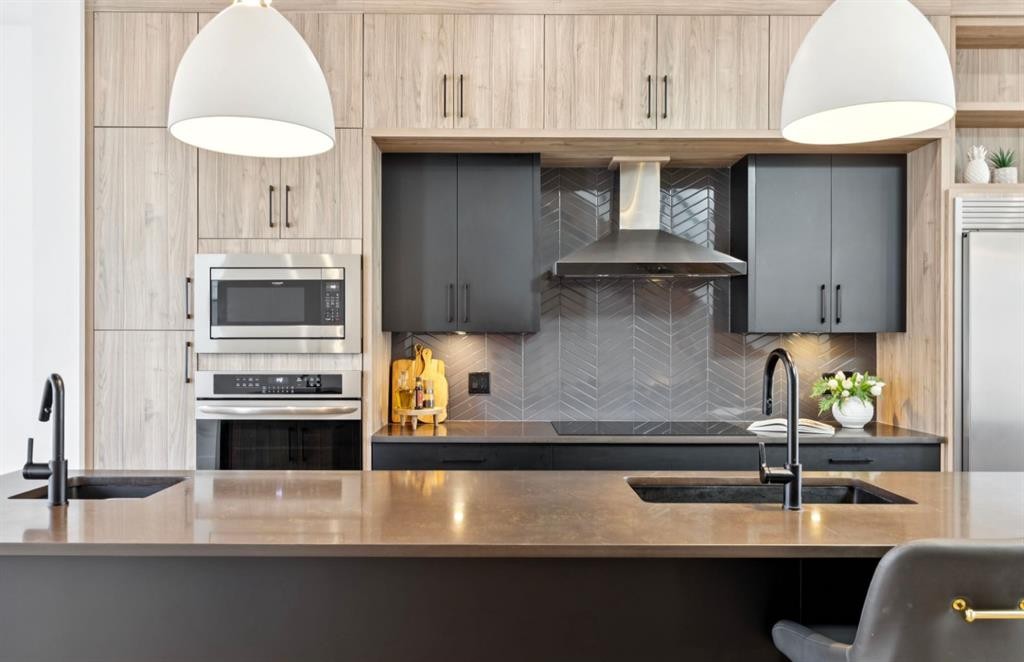 1424 27 Street Sw, Calgary, AB - Indoor Photo Showing Kitchen With Upgraded Kitchen