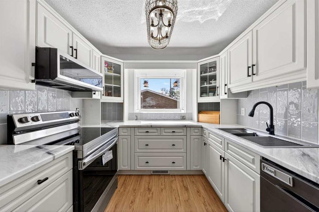 227 Martell Road Ne, Calgary, AB - Indoor Photo Showing Kitchen