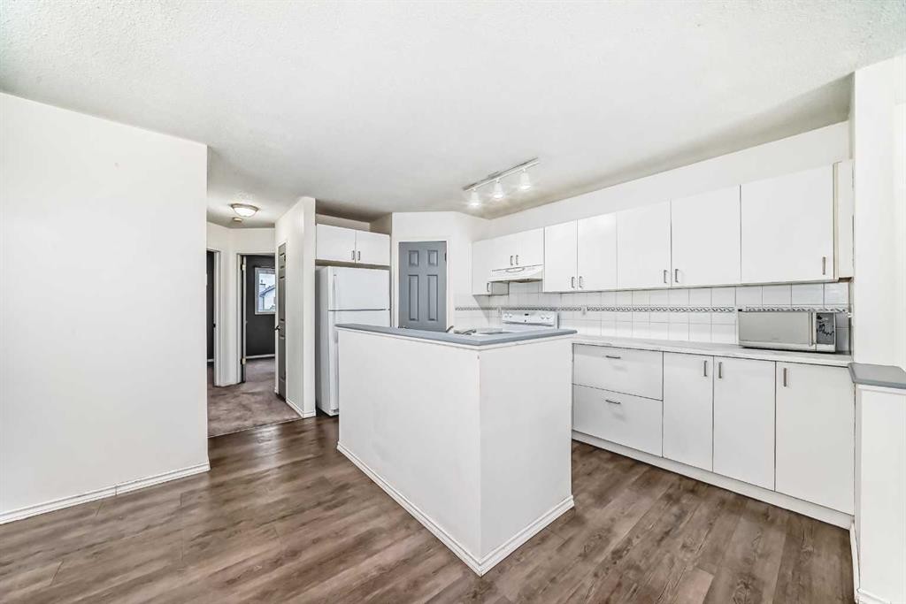 202 Saddlemead Green Ne, Calgary, AB - Indoor Photo Showing Kitchen